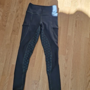 Gröna maya delorez ridtights ❤️ - Säljer ett par gröna ridtights från maya delorez ❤️ Storleken är 134-140 typ ❤️❤️