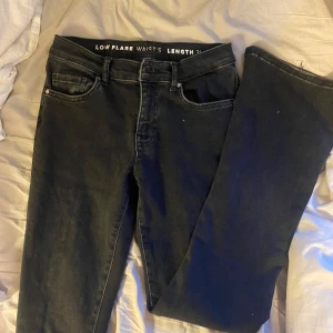 Svarta jeans med låg midja och flare - Låga jeans är i kort längden från bikbok 
