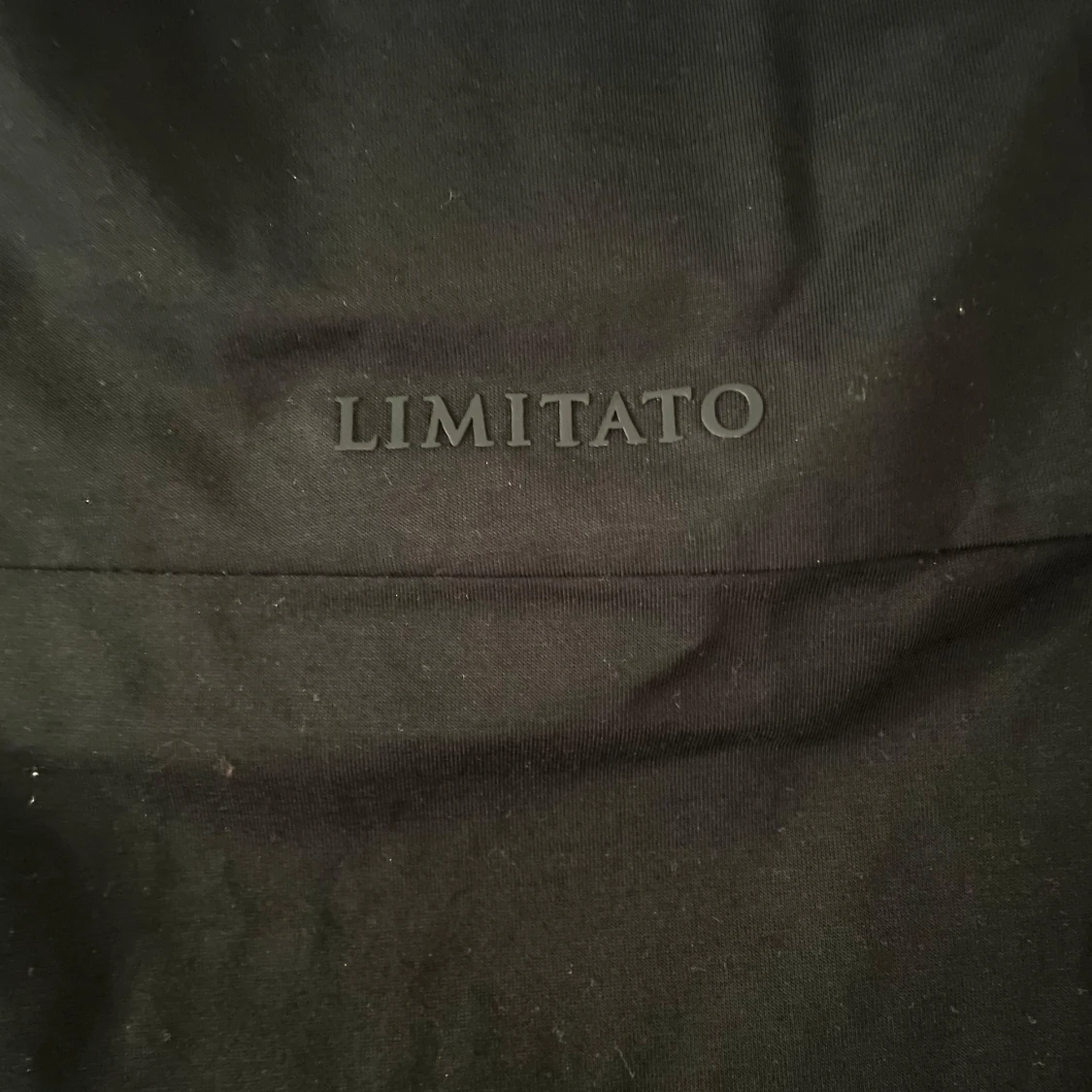 Svart t-shirt med fotoprint från Limitato - 4