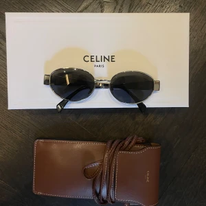 Celine triomphe metal solglasögon  - Celine triomphe metal solglasögon i ”silver”. Väl behållna och i Superfint skick. Inköpta hos stureoptikern. Fodral, kartong samt kvitto medföljer. OBS ej prutbara! Möts upp i centrala Stockholm. 
