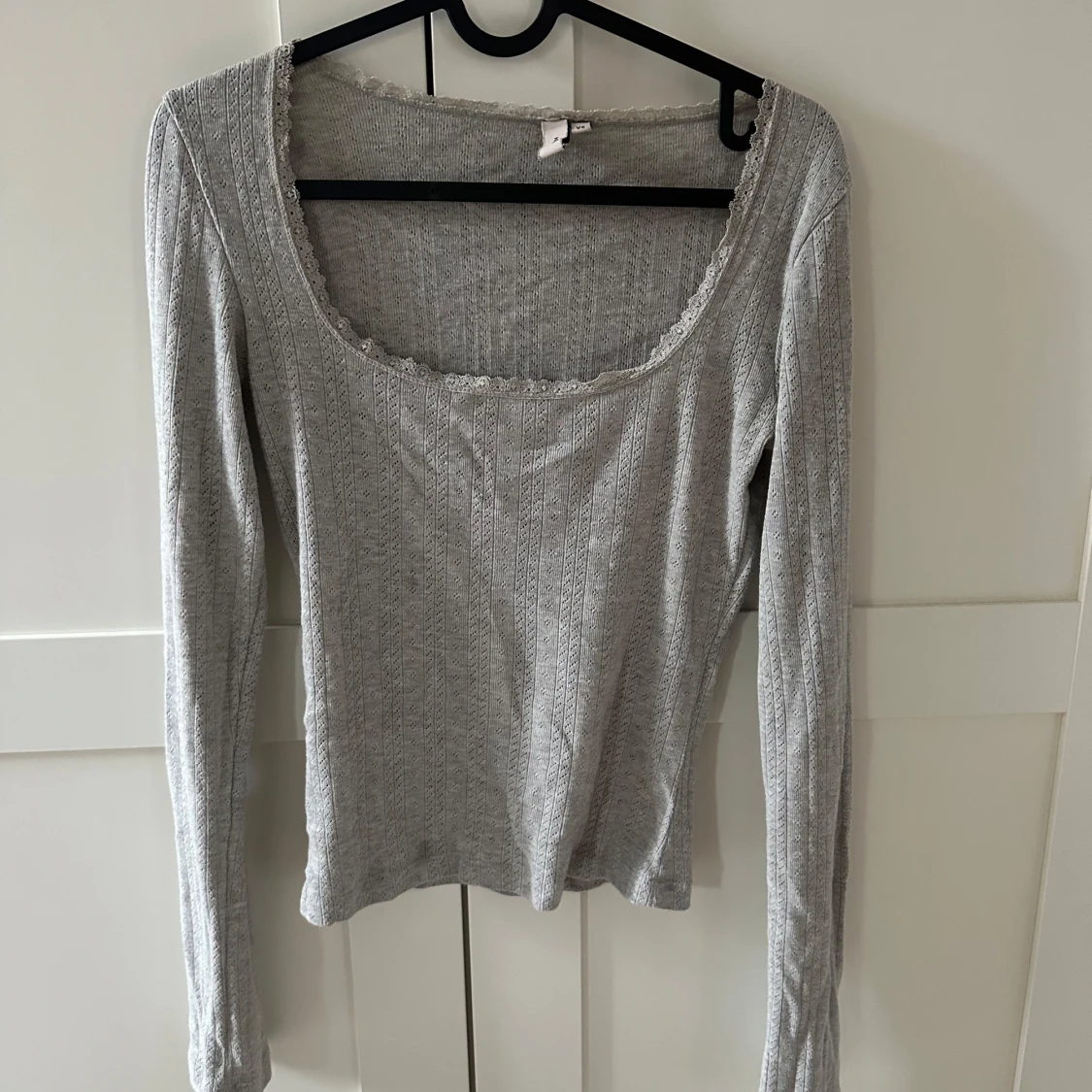 Grå långärmad topp med spets från Nelly