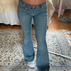 Blå bootcut jeans - Säljer ett par klassiska blå bootcut jeans med normal passform. Jeansen har fem fickor, dragkedja och knapp framtill. Säljer då dom e lite korta 🩷