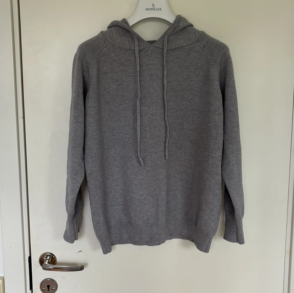 Grå merinoull hoodie
