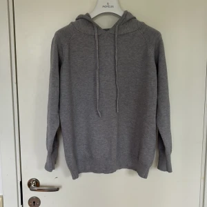 Grå merinoull hoodie - Säljer en enkel och snygg merinoull hoodie i storlek XS - S. Säljer pga att den är för liten. Den är riktigt snygg och passa perfekt för våren och sommaren. Skriv om det är något du undrar!