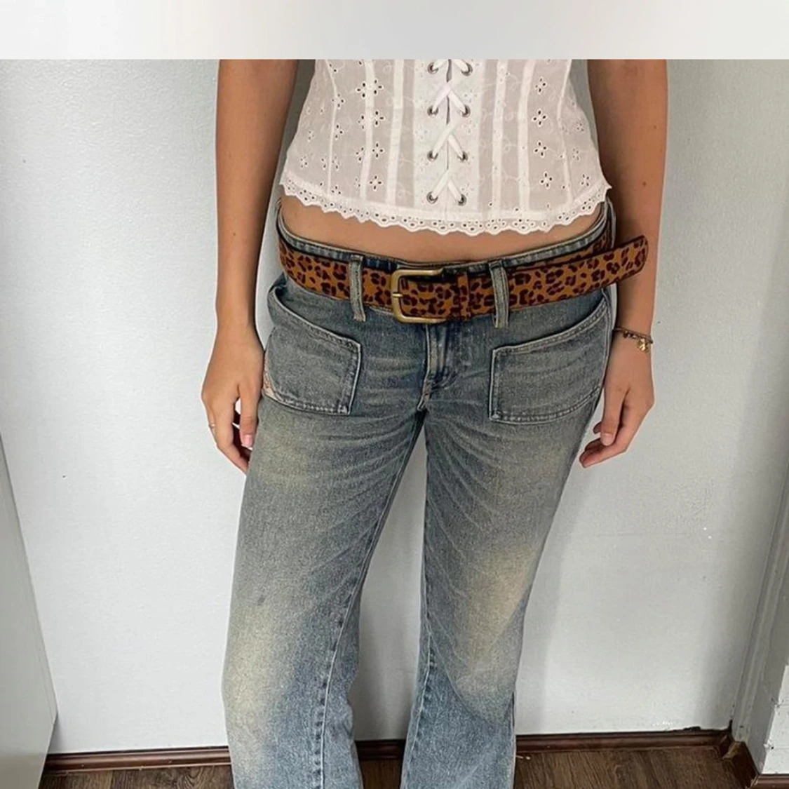 Leopardmönstrat bälte med guldfärgat spänne - 1