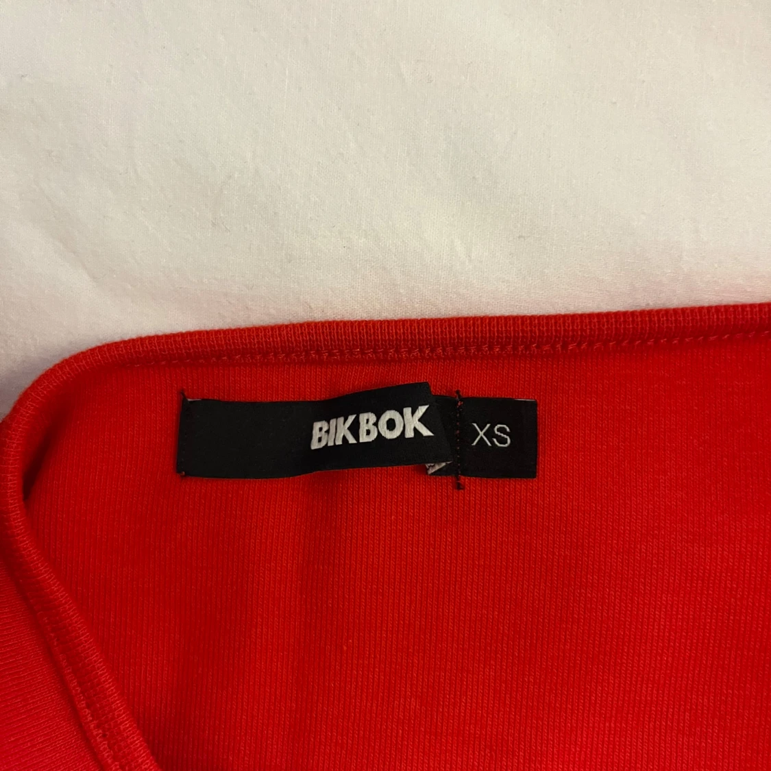 Röd halterneck topp från BikBok - 1