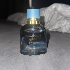 Dolce & Gabbana Light Blue Forever  Eau de Parfum - Fräsch herrparfym från Dolce & Gabbana, Light Blue Forever Pour Homme. Doften är modern och passar dig som gillar friska, maskulina toner. I princip helt oanvänd, original kartong kan letas fram. Nypris: ca 600kr mitt pris: 400