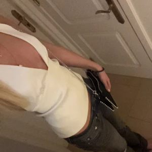 Vit topp/blus - Säljer den här sjukt snygga blusen! Har endast använt en kväll på en middag och för att den aldrig kommer till användning. Helt ny, köpte för ca två veckor sen💕skulle säga att den passar Xs-M eftersom man kan knyta där bak själv! Pris kan diskuteras💗