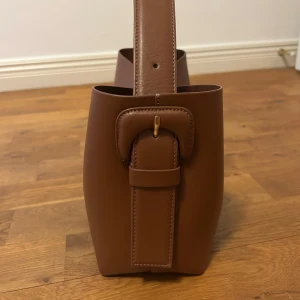 Brun arketväska - Brun läderväska ifrån arket, jättefint skick. Nypris  1 990kr