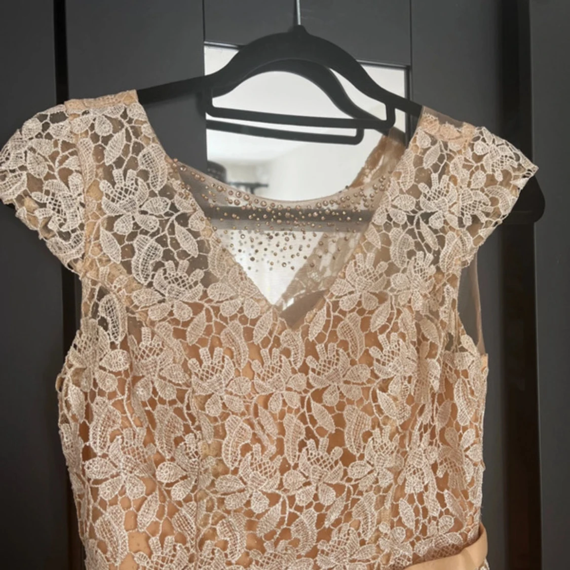 Champagnefärgad långklänning med spetsdetaljer - 2