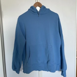 Blå hoodie från These Glory Days - Säljer en ljusblå hoodie från These Glory Days i storlek M. Tröjan har huva, magficka och ribbade muddar vid ärmslut och nederkant. Perfekt för en avslappnad stil och enkel att matcha med jeans eller joggers.