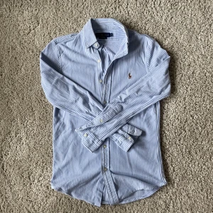Ralph Lauren skjorta - En slim fit skjorta från Ralph Lauren. Den är i bra skick och storlek S. Kontakta mig privat för fler frågor eller funderingar!