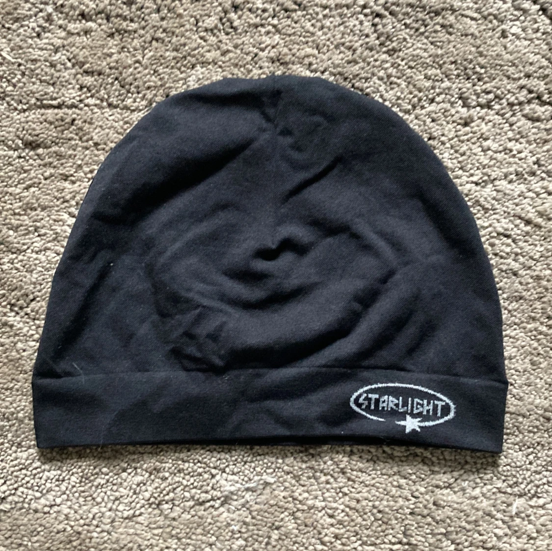 Svart og starlight mössa med grå/vit märke