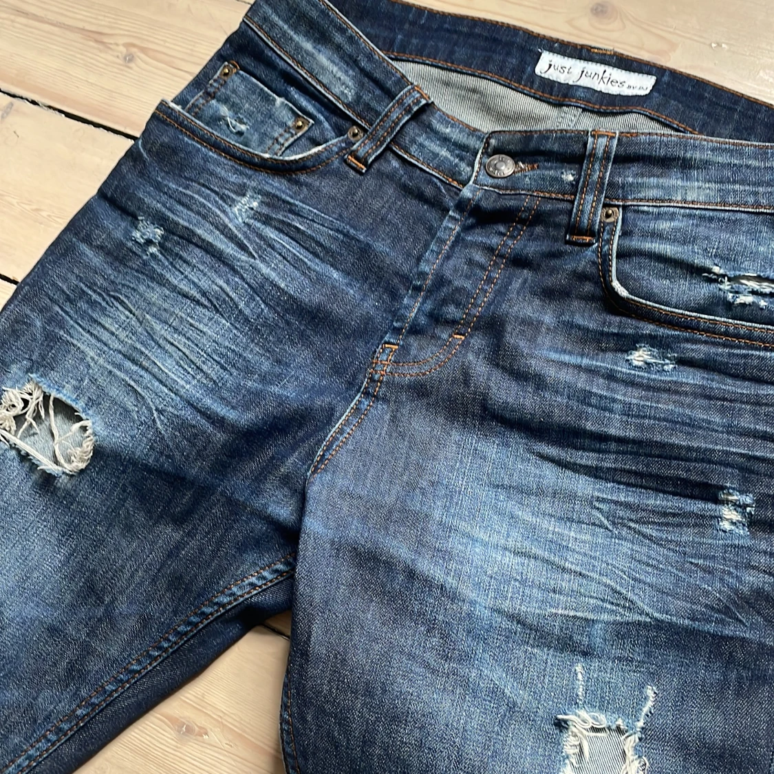 Blå jeans med slitningar från Just Junkies - 2