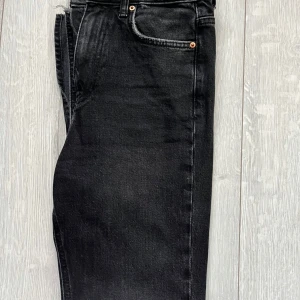 Svarta jeans från Gina Tricot  - Svarta jeans från Gina Tricot strl 32 