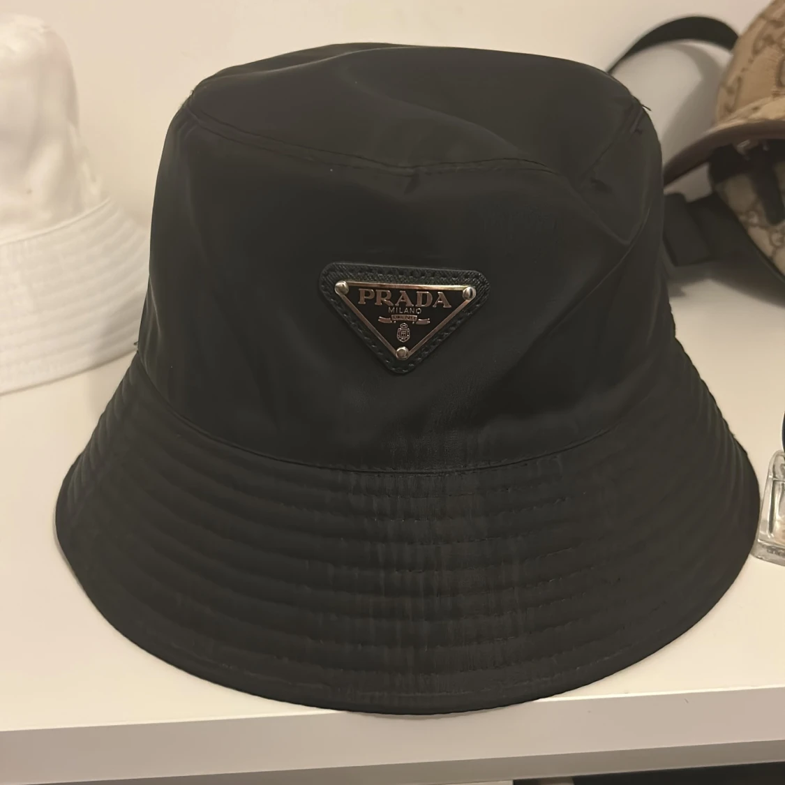 Svart bucket hat från Prada