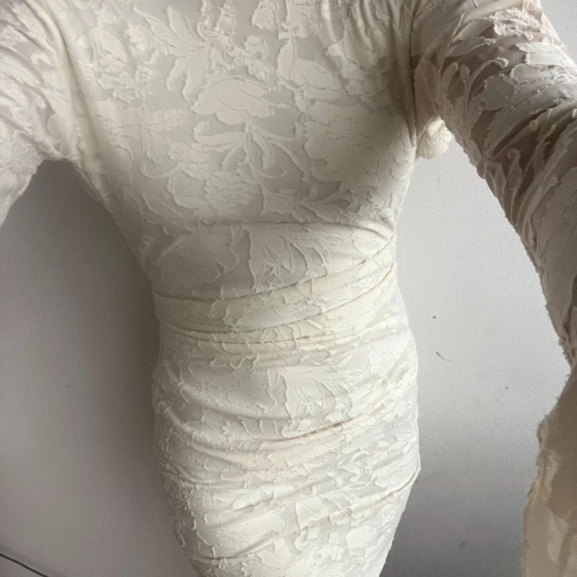 Vit spetsklänning från Boohoo