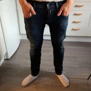Replay anbass - Snygga mörkblå jeans med en klassisk femficksdesign. De har en normal passform och är perfekta för en avslappnad stil. Jeansen har en dragkedja och knapp framtill.