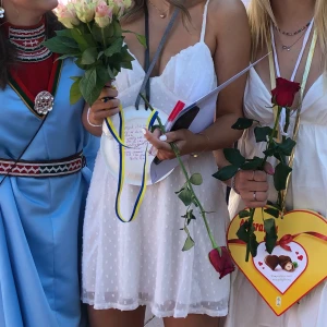 Vit prickig klänning - Säljer min vita klänning, perfekt till studenten🥰
