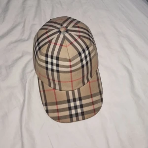 Burrbery keps  - Äkta burrbery keps i storlek S köpt för ungefär 4 månader sen för 4000 kr, ganska oanvänd och är slut på marknaden