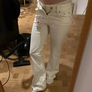 Låg midjade vita jeans - Snygga vita jeansbyxor från Gina med knappar. De är tillverkade i ett bekvämt material som ger en bra passform. Ej använda !❤️.                                                    Kan ändra pris ! 