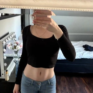 Söt croptopp - Söt långärmad crop topp med spets detaljer och rosett, bara använd en gång 