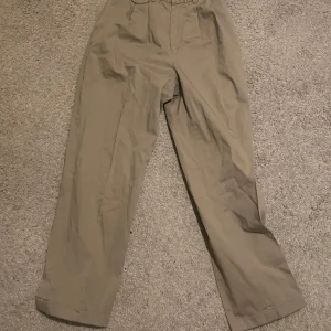 Vintage byxor Ralph Lauren - Vintage byxor från Ralph Lauren. Längd på ben: 100 cm, bredd på midjan 34 cm. Skriv för fler frågor eller bilder🙌