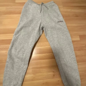 Grå mjukisbyxor från McKenzie - Säljer ett par grå mjukisbyxor från McKenzie. Byxorna har en bekväm passform med dragsko i midjan för justerbarhet. Perfekta för en avslappnad stil.
