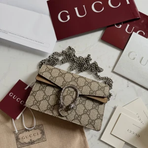 Gucci Dionysus super mini bag - Min helt nya gucci väska finns nu till salu.  Denna är inköpt av ett ex till mig som julklapp för cirka 2-3 månader sen och har legat i garderoben sedan dess då vi gjorde slut precis intill.   Jag vill såklart få bort den och hoppas att någon intresserad vill köpa så fort som det bara går då den enbart påminner mig om honom.  Den finns att hämta i Stockholm och jag möts helst upp på offentliga platser.   Jag säljer den för 7500kr. Nypris var 11.100kr.  Med väskan så får du Gucci’s egna signatur 
