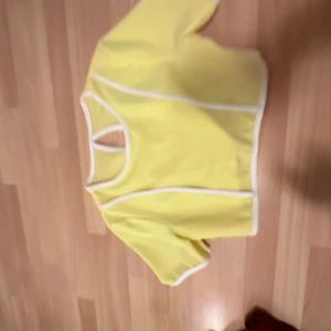 Blå kortkjol med dragkedja - Snygg blå kortkjol med dragkedja i sidan. Perfekt för en stilren look och lätt att matcha med olika toppar. Kjolen har en enkel design som gör den mångsidig och trendig.