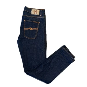 Nudie Jeans Lean Dean 16 dips  - Ett par riktigt feta 16 dips lean deans som är i princip ny skick. Säljes då dem inte passar mig perfekt. W31 L32 perfekt för snubben mellan 174-180. Hör av er vid eventuella frågor!