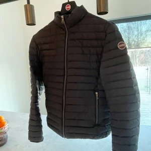 Colmar jacka - Snygg svart  jacka från Colmar med dragkedja framtill och två praktiska fickor med dragkedja. Jackan har en hög krage och är perfekt för kyligare dagar. Den har en stilren design.                                                         Jackan är i helt nyskick!                                         Nypris:3499kr