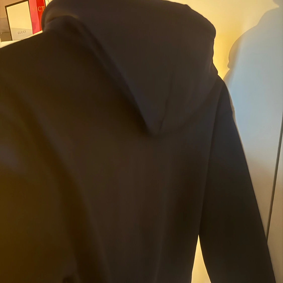 Svart hoodie med fjärilsdetalj - 2