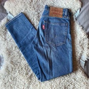 Levi's 502 Jeans - Säljer ett par grymt snygga klassiska Levi's jeans i modellen 502 Hi-Ball med fem fickor och knappgylf. De har en najs tvätt och är varsamt använda. De har en slim passform och är tillverkade i slitstarkt denim. Perfekta för en avslappnad stil hela året om! Jeansen har inga större täcken på användning och är i skick 9/10. Tveka inte på att höra av dig vid frågor eller funderingar!