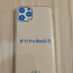 Transparent skal för iPhone 11 Pro Max med deco (två skal) - Säljer ett transparent mobilskal för iPhone 11 Pro Max (6.5 tum). Skalet är enkelt och stilrent, perfekt för att skydda din telefon utan att dölja dess design. Inkluderar även en dammabsorberare och rengöringsduk för att hålla skärmen ren.
