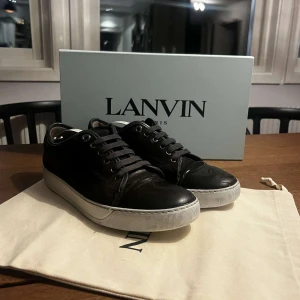 Lanvin cap toe - Säljer ett par snygga svarta lanvin cap toe . Skorna har en stilren design med glans på tån och är perfekta för en trendig look. Hör bara av dig vid någon fråga. Lådan och dustbagen medföljer inte.