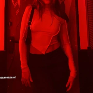 Vit långärmad topp med neongula detaljer - Säljer en vit långärmad topp med coola neongula sömmar. Toppen har en asymmetrisk design som ger en unik look. Materialer väldigt mjukt och stretchigt.