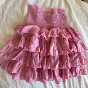 Rosa kjol med volanger - Säljer en supersöt rosa kjol med volanger. Det står att de är storlek L men jag som e xs kan ha den men min kompis som har L kan även ha den. Den e jätte stressig så passar allt mellan xs-L