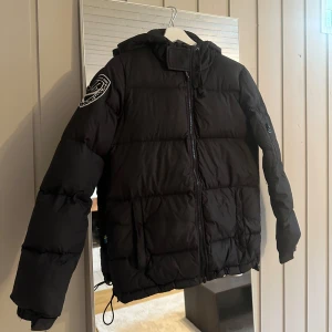 D.B dunjacka - Snygg svart dunjacka med luva från dbrand.