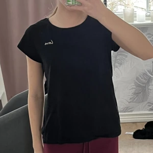 Svart t-shirt  - Säljer en svart t-shirt från H&M med en enkel och stilren design. T-shirten har korta ärmar och en liten broderad text 'love' på bröstet. Perfekt för en avslappnad look. Den är bara använd 1 gång. Kostade 100 kr när jag köpte den. Jätte sön och otroligt skön! 😍😍