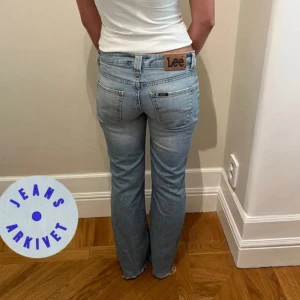 Ljusblå jeans från Lee - Sjukt Snygga ljusblå jeans från Lee med bootcut-stil.  Säljer då dom inte kommer till användning längre!!🥹🥹 midjemått: 38 cm innerbenslängd: 75 