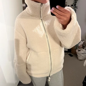 Teddyjacka  - Populär teddyjacka från hm💕 Aldrig använd! Pris kan diskuteras 