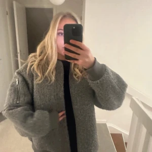 Bomber jacka H&M - Grå oanvänd bomberjacka från hm, slutsåld! Är 175cm