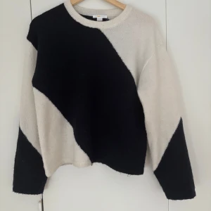 Blå och vit tröja - Marinblå och vit tröja med ett diagonalt mönster. Köpt från Gina tricot Young, är i storlek 170 men passar mig som är en XS