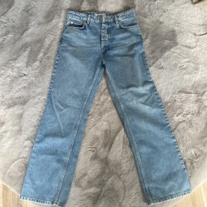 Blå jeans från Just Junkies - Snygga blå jeans från Just Junkies med klassisk femficksdesign och knappgylf. Perfekta för en avslappnad stil med en baggy passform som ger en tidlös look. Nästan oanvända, mycket bra skick! Nypris 1100