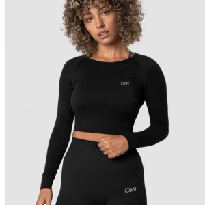 Svart långärmad croppad topp från ICANIWILL - Define Seamless LS Crop Top WMN ICANIWILL. Storlek XS. Nytt skick 💕🙌