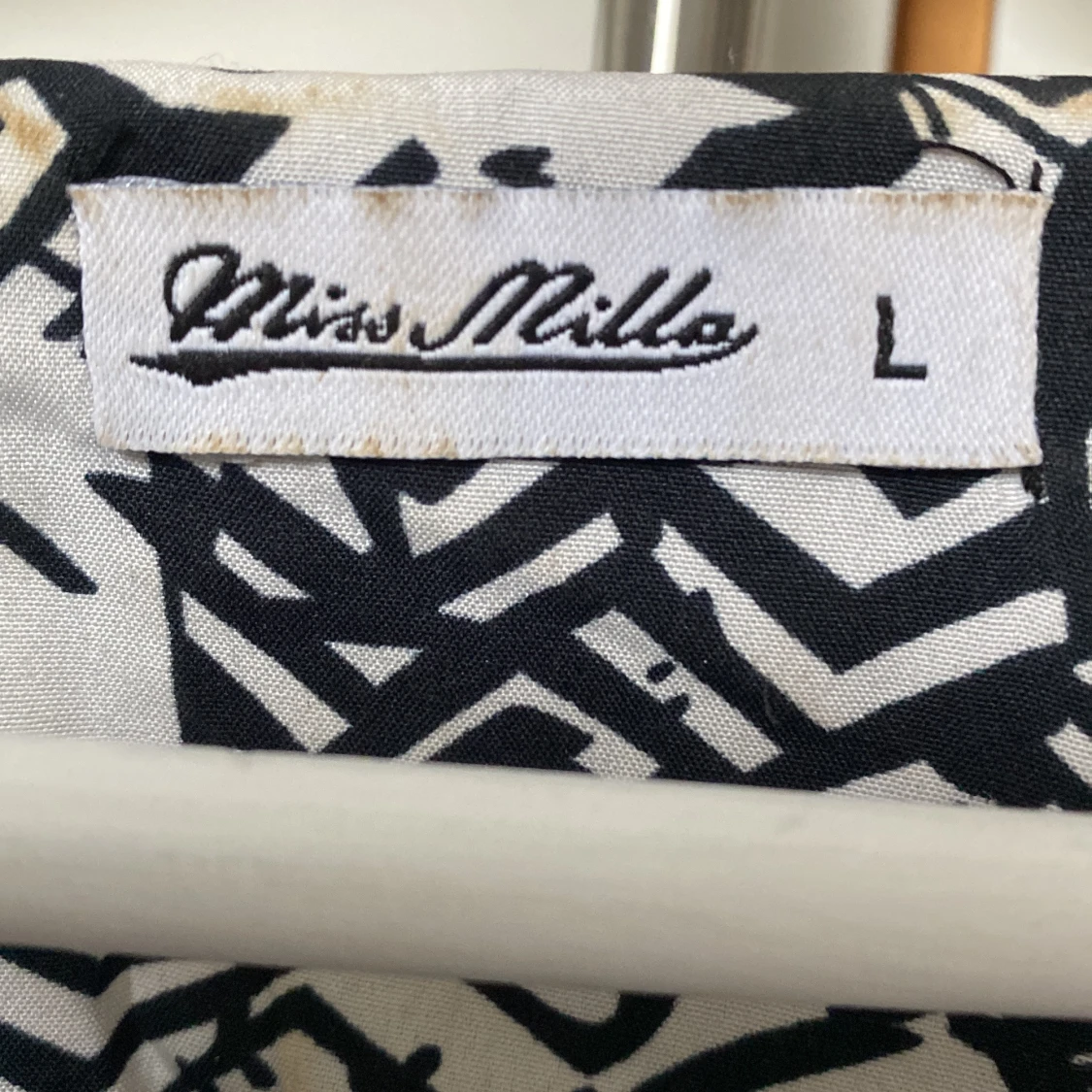 Svartvit mönstrad klänning från Miss Milla - 2