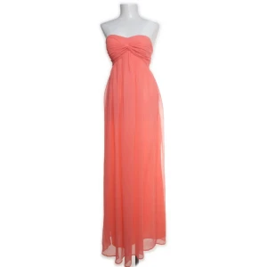 Balklänning/Långklänning - Säljer nu denna fina långklänning som passar perfekt till bal eller festligare tillfällen. Färgen är som på första bilden. Korallfärgad bandeau klänning i jättebra skick!!!🌟🌟🌟