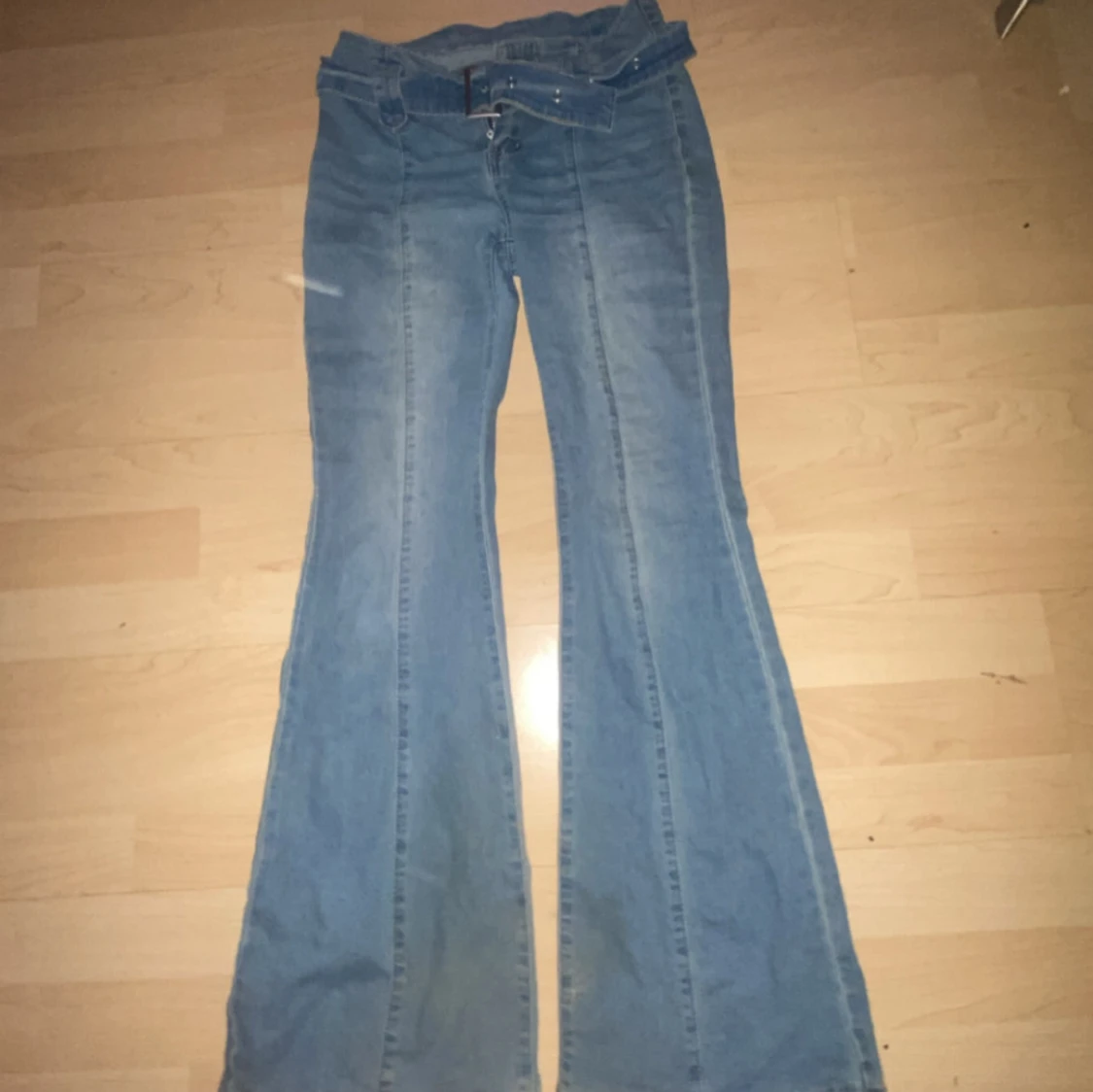 Blå jeans med bälte från Shein - 1