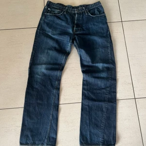  Ralf Lauren jeans  W36 L34 - Snygga mörkblå jeans från Ralf Lauren med klassisk femficksdesign. De har en rak passform och är perfekta för en avslappnad stil. Jeansens mörka tvätt ger dem en tidlös look. Storlek W36 L34